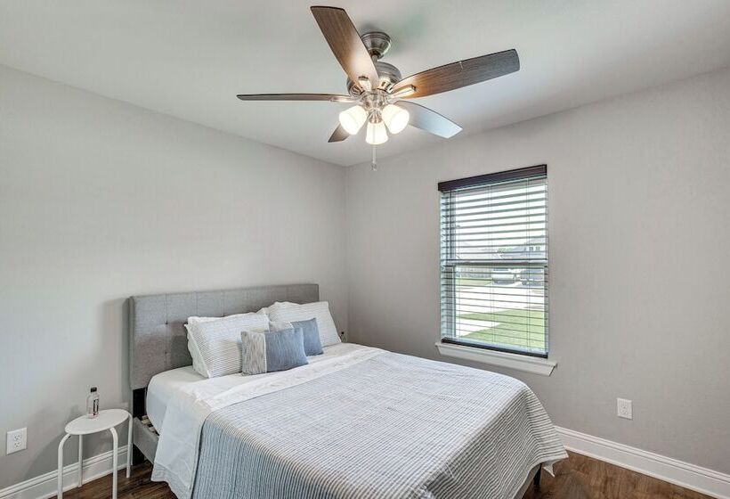 Peaceful Flint Home, Close To Lake Palestine!