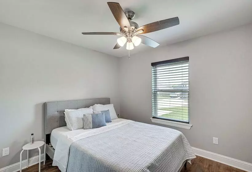Peaceful Flint Home, Close To Lake Palestine!