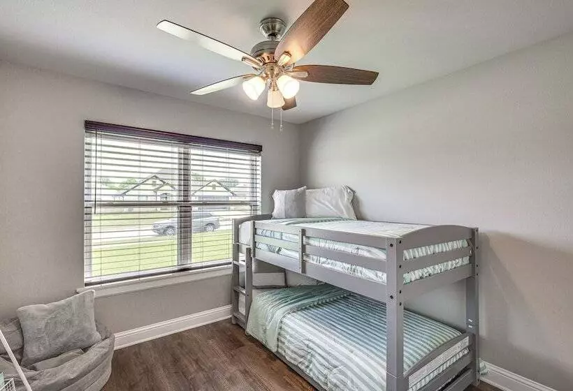 Peaceful Flint Home, Close To Lake Palestine!