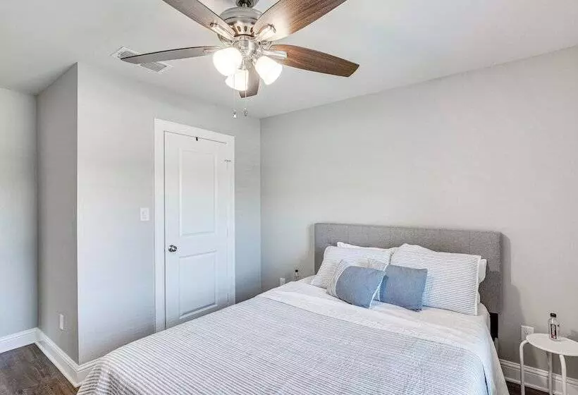 Peaceful Flint Home, Close To Lake Palestine!
