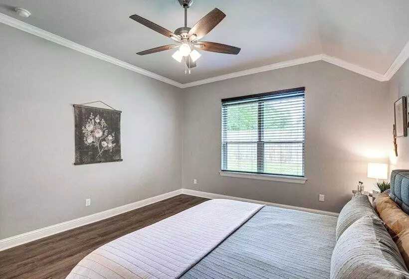 Peaceful Flint Home, Close To Lake Palestine!