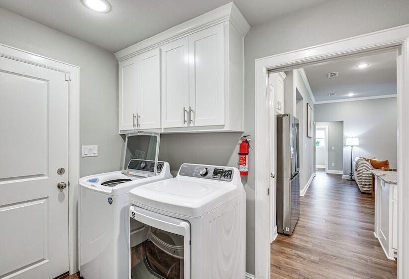 Peaceful Flint Home, Close To Lake Palestine!