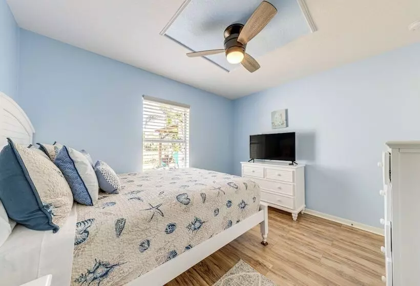 Pet Friendly Florida Home W/ Patio + Gas Grill!