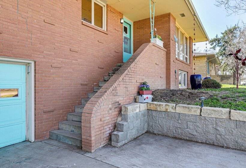 Pet Friendly Lincoln Home: 1 Mi To Gateway Mall