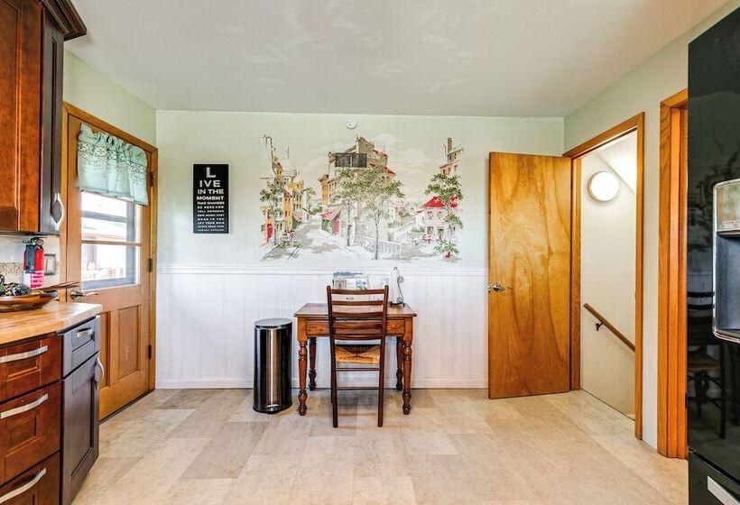 Pet Friendly Lincoln Home: 1 Mi To Gateway Mall