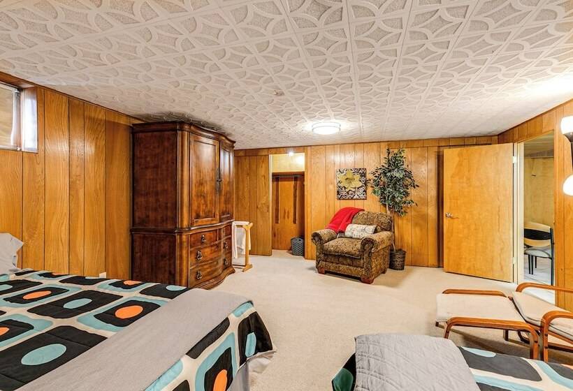 Pet Friendly Lincoln Home: 1 Mi To Gateway Mall