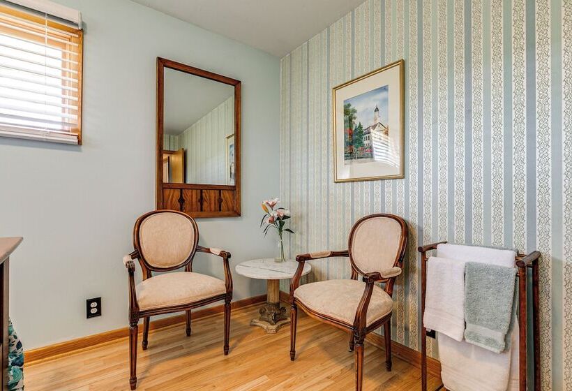 Pet Friendly Lincoln Home: 1 Mi To Gateway Mall