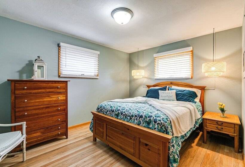 Pet Friendly Lincoln Home: 1 Mi To Gateway Mall