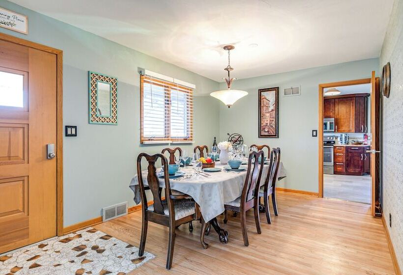 Pet Friendly Lincoln Home: 1 Mi To Gateway Mall