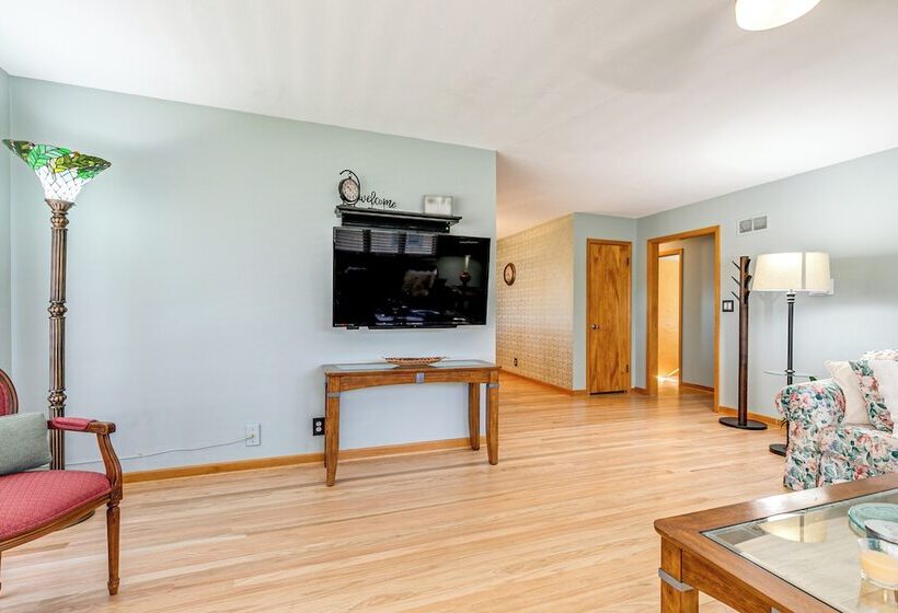 Pet Friendly Lincoln Home: 1 Mi To Gateway Mall