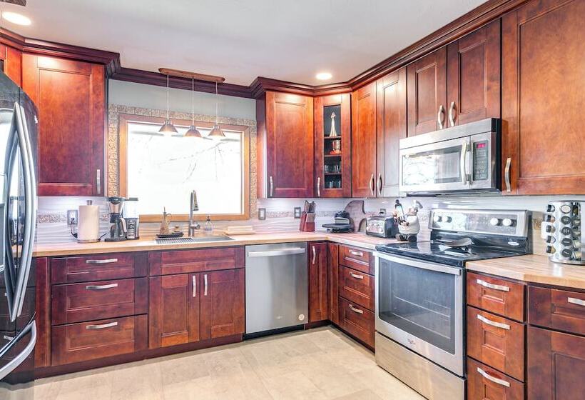 Pet Friendly Lincoln Home: 1 Mi To Gateway Mall