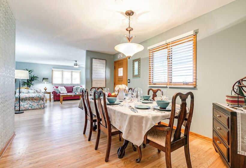 Pet Friendly Lincoln Home: 1 Mi To Gateway Mall