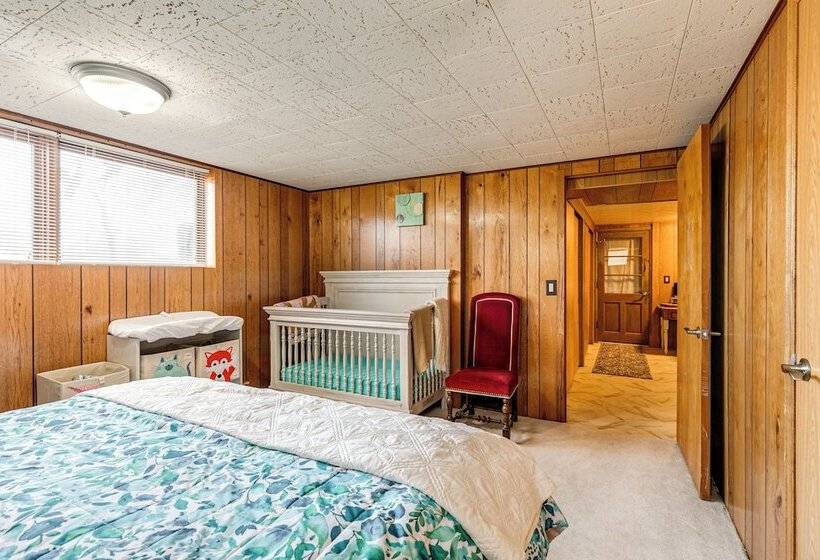 Pet Friendly Lincoln Home: 1 Mi To Gateway Mall