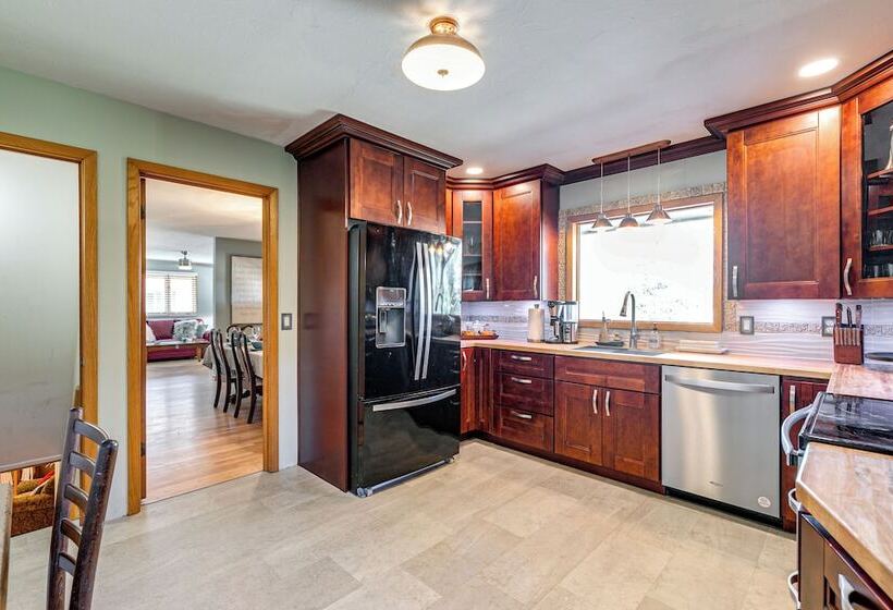 Pet Friendly Lincoln Home: 1 Mi To Gateway Mall