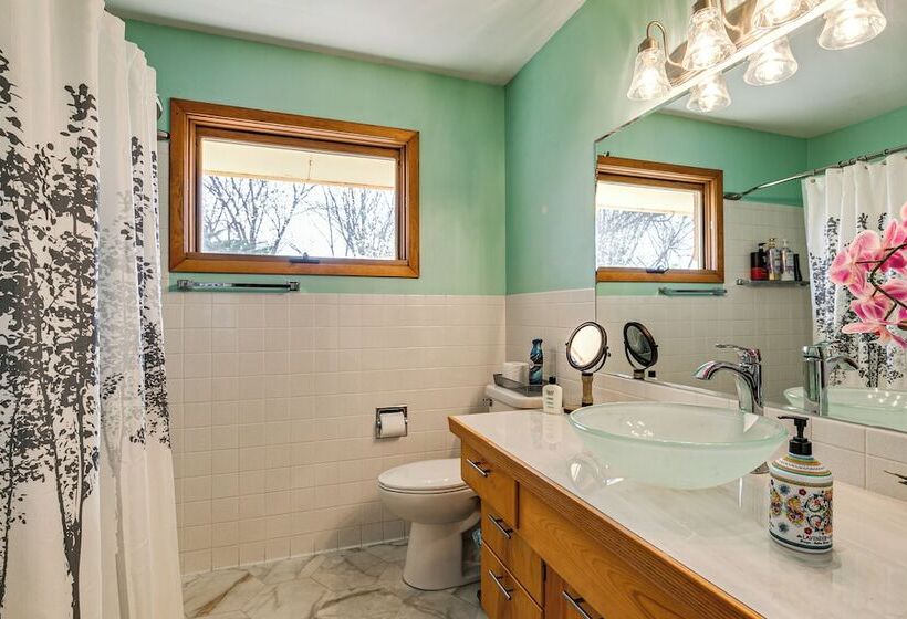 Pet Friendly Lincoln Home: 1 Mi To Gateway Mall