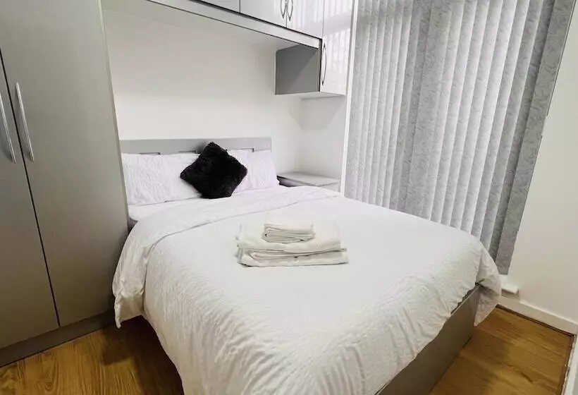 Residenssi 3 Bed House In Northolt