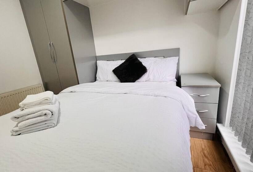 Reşedinta 3 Bed House In Northolt