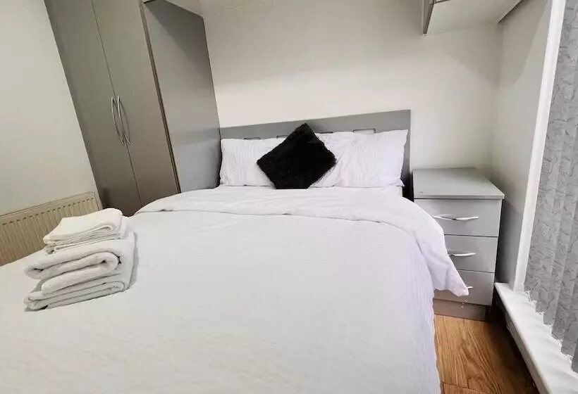 Residenssi 3 Bed House In Northolt