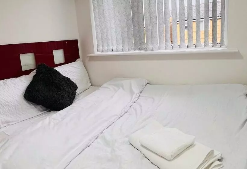 Residenssi 3 Bed House In Northolt