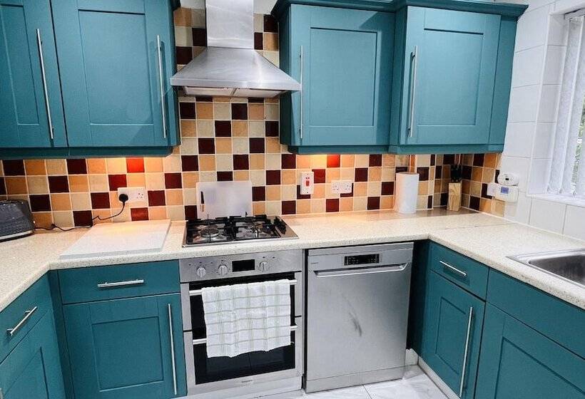 Reşedinta 3 Bed House In Northolt