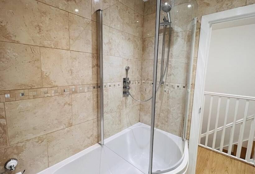 Reşedinta 3 Bed House In Northolt