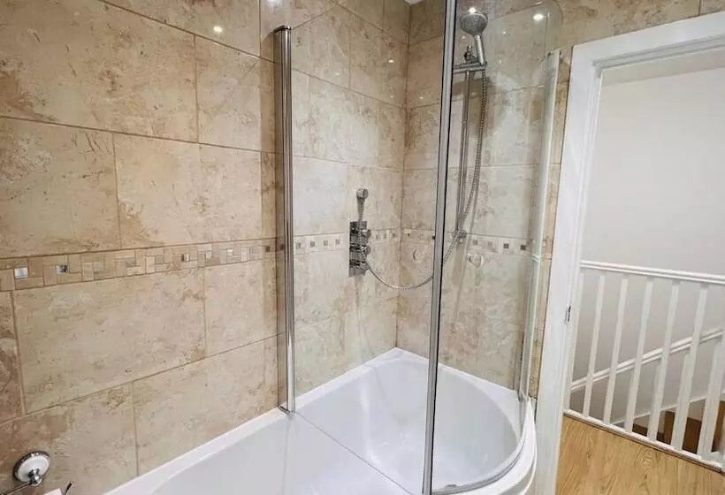 Residenssi 3 Bed House In Northolt