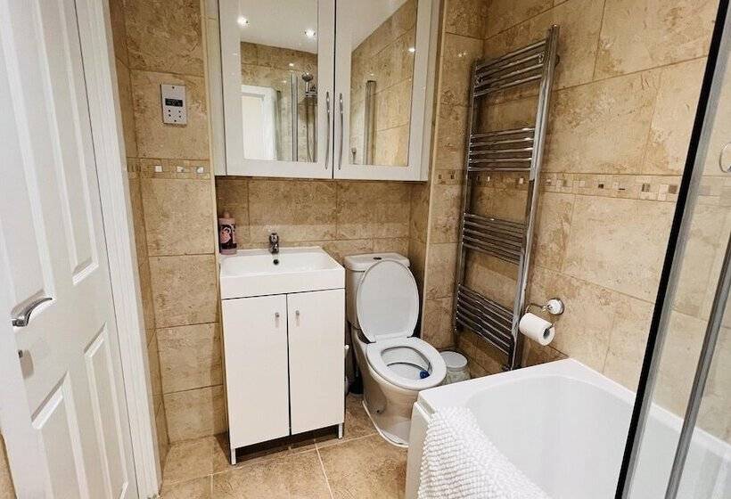 Reşedinta 3 Bed House In Northolt