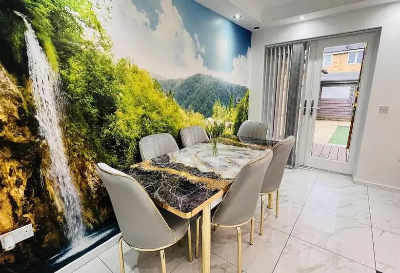 Residenssi 3 Bed House In Northolt