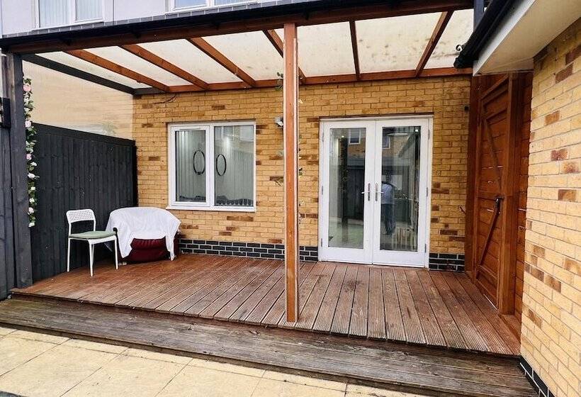 Reşedinta 3 Bed House In Northolt