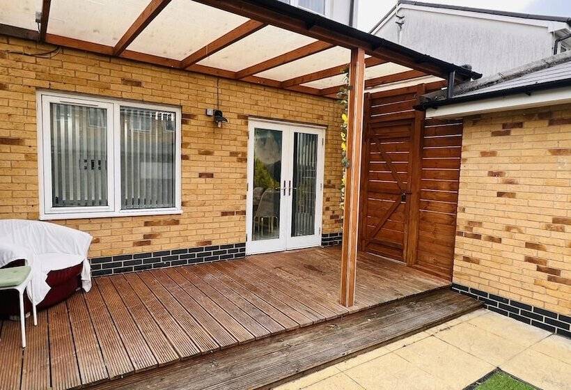 Reşedinta 3 Bed House In Northolt