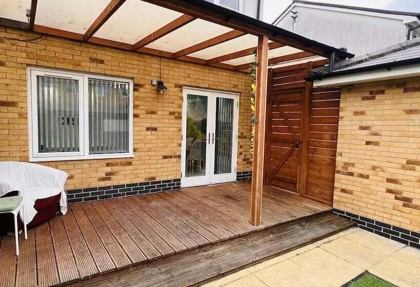 Residenssi 3 Bed House In Northolt