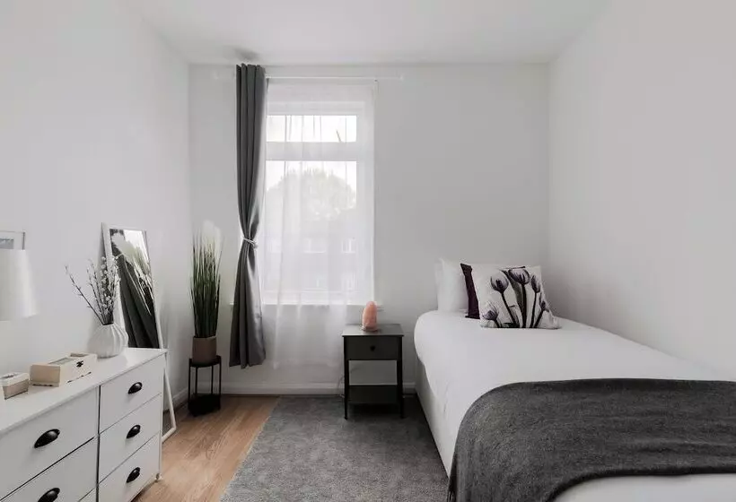 Residenssi Beautiful 4 Bed House With Garden In London