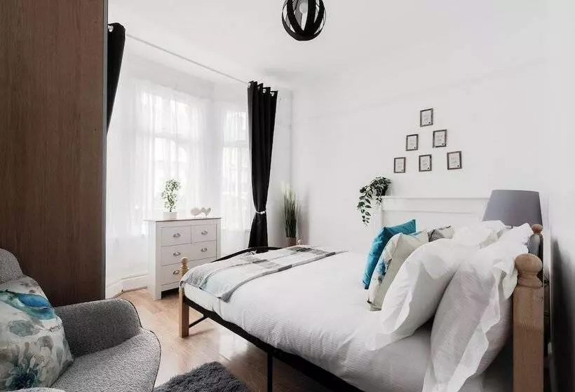 Residenssi Beautiful 4 Bed House With Garden In London