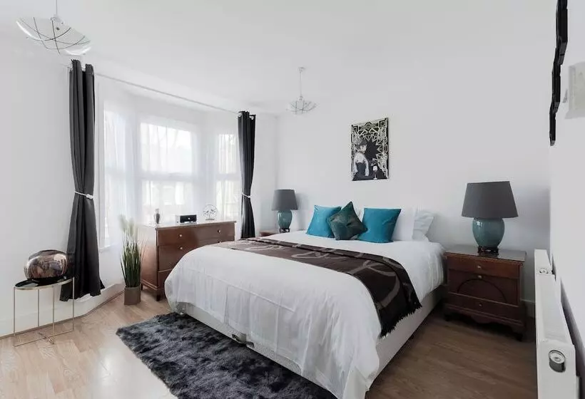 Residenssi Beautiful 4 Bed House With Garden In London