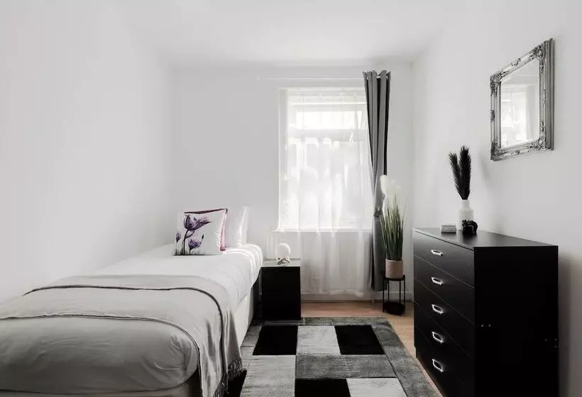 Residenssi Beautiful 4 Bed House With Garden In London