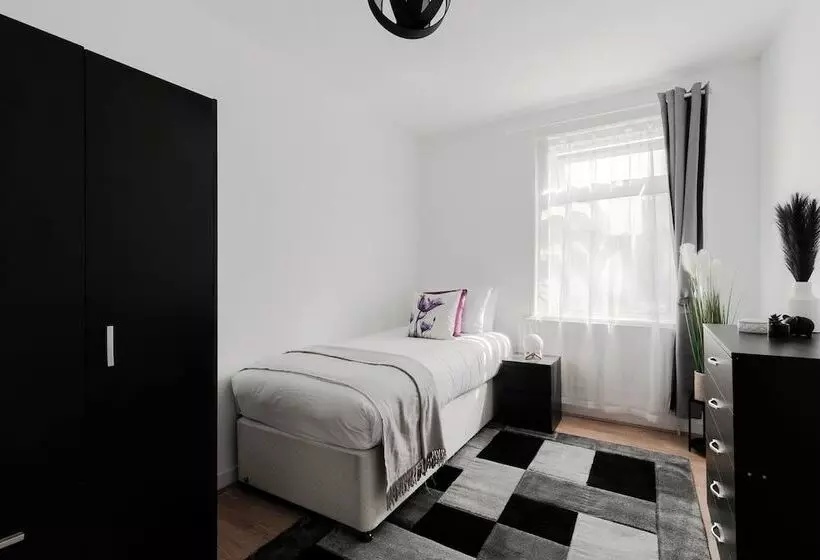 Residenssi Beautiful 4 Bed House With Garden In London