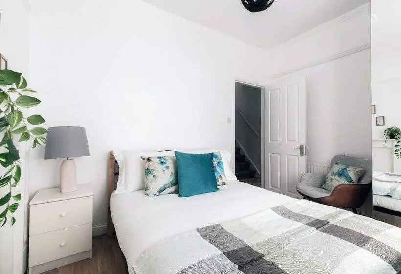 Residenssi Beautiful 4 Bed House With Garden In London