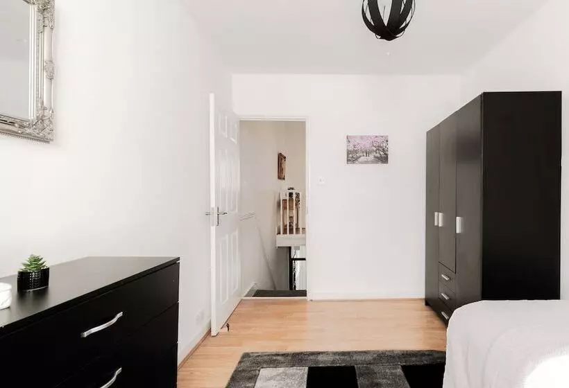 Residenssi Beautiful 4 Bed House With Garden In London