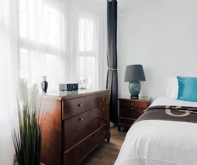 Residenssi Beautiful 4 Bed House With Garden In London