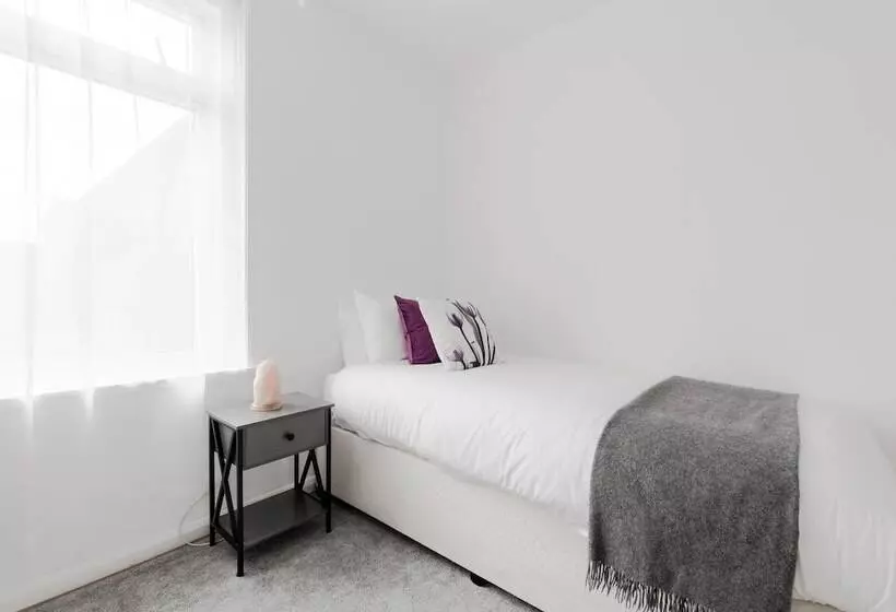 Residenssi Beautiful 4 Bed House With Garden In London