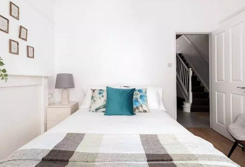 Residenssi Beautiful 4 Bed House With Garden In London