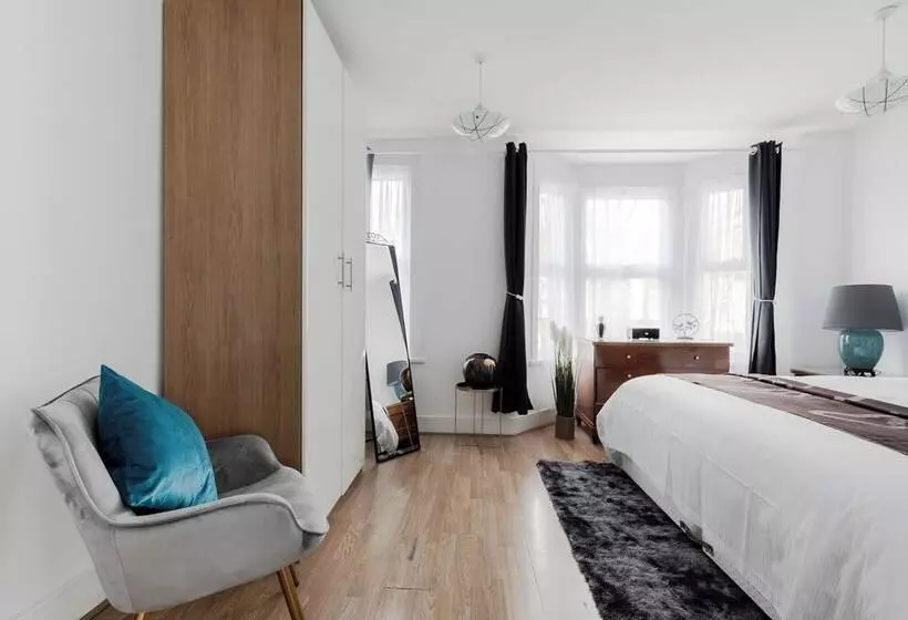 Residenssi Beautiful 4 Bed House With Garden In London