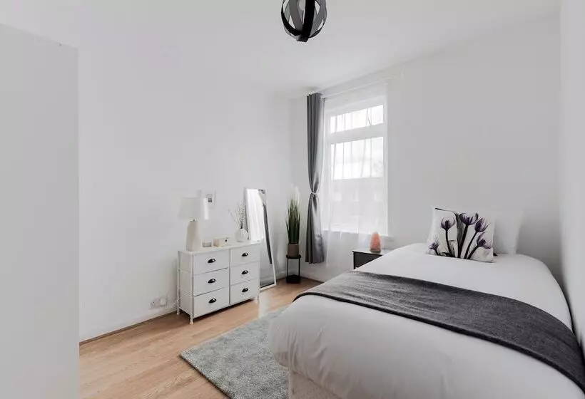 Residenssi Beautiful 4 Bed House With Garden In London