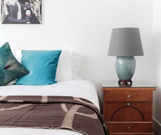 Residenssi Beautiful 4 Bed House With Garden In London