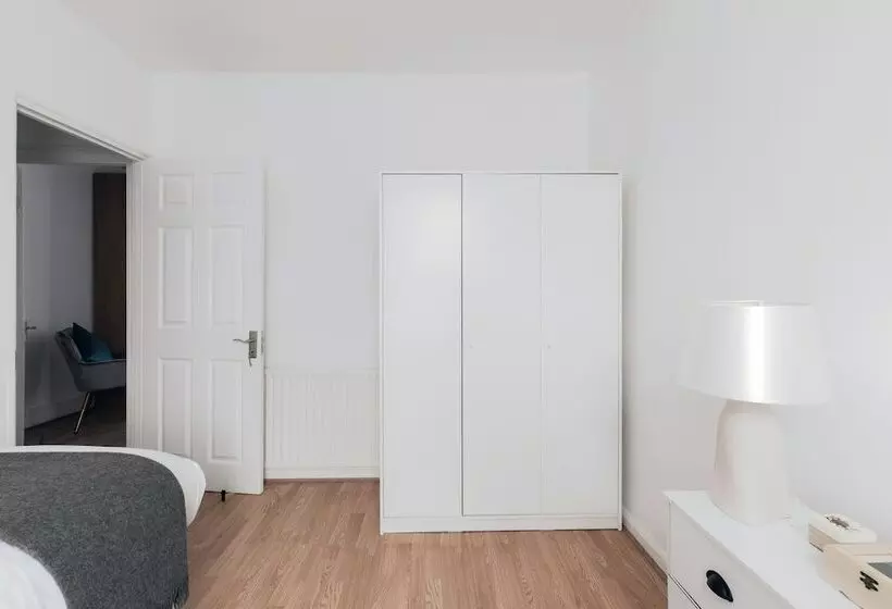 Residenssi Beautiful 4 Bed House With Garden In London