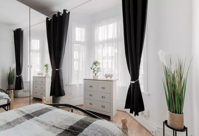 Residenssi Beautiful 4 Bed House With Garden In London