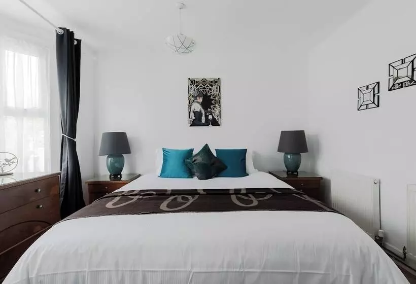 Residenssi Beautiful 4 Bed House With Garden In London