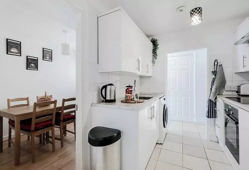 Residenssi Beautiful 4 Bed House With Garden In London