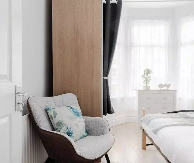 Residenssi Beautiful 4 Bed House With Garden In London