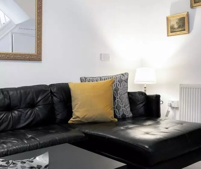 Residenssi Beautiful 4 Bed House With Garden In London